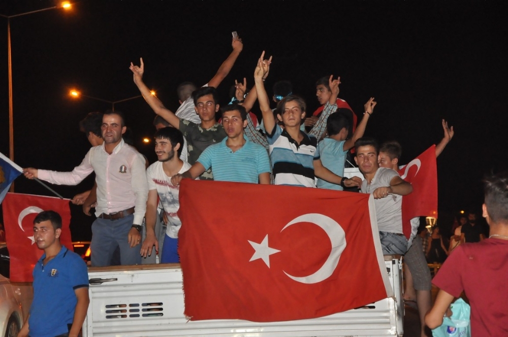 İzmirliler sokağa döküldü