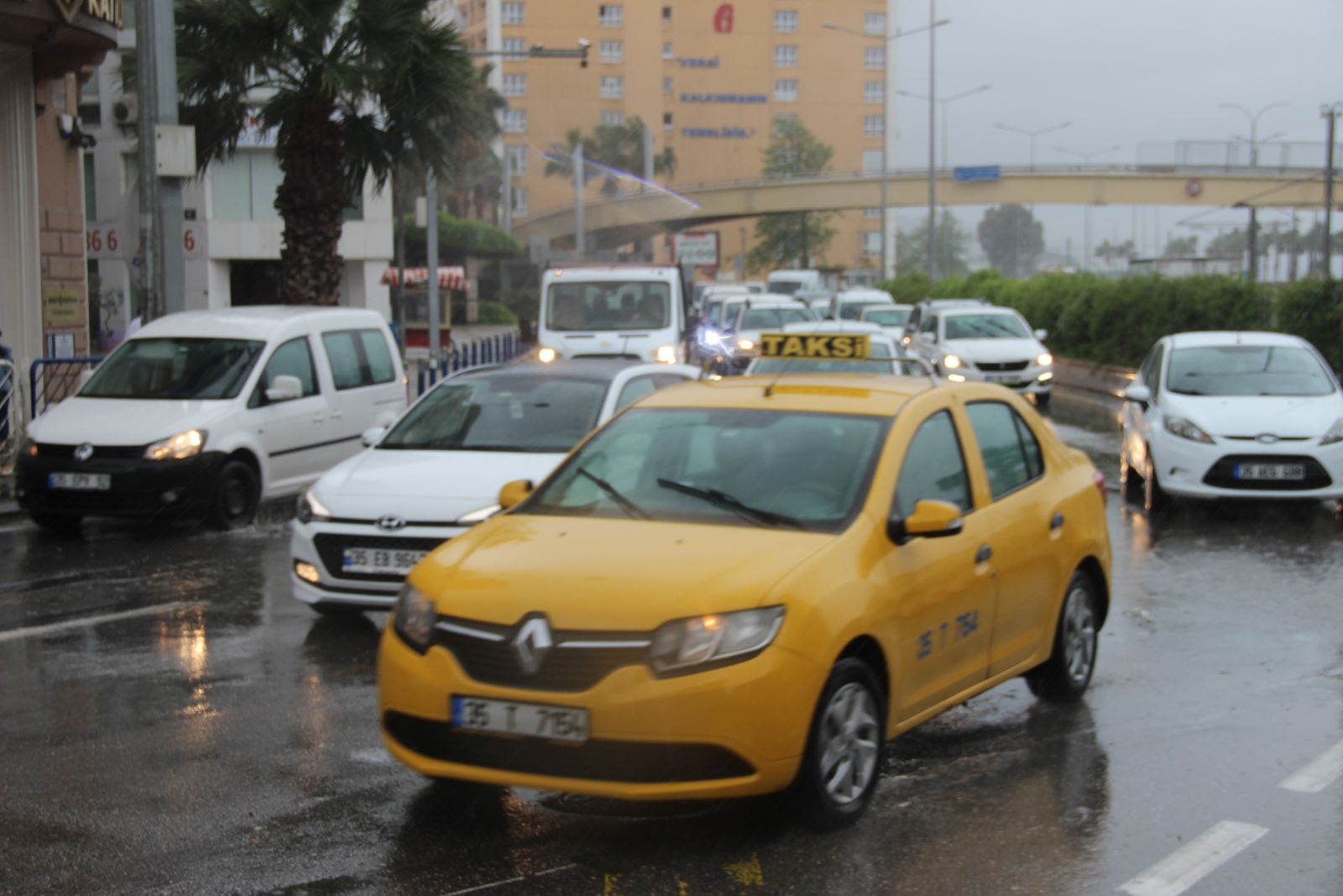 Kısıtlamanın ardından İzmir'de ilk iş gününde yoğun trafik