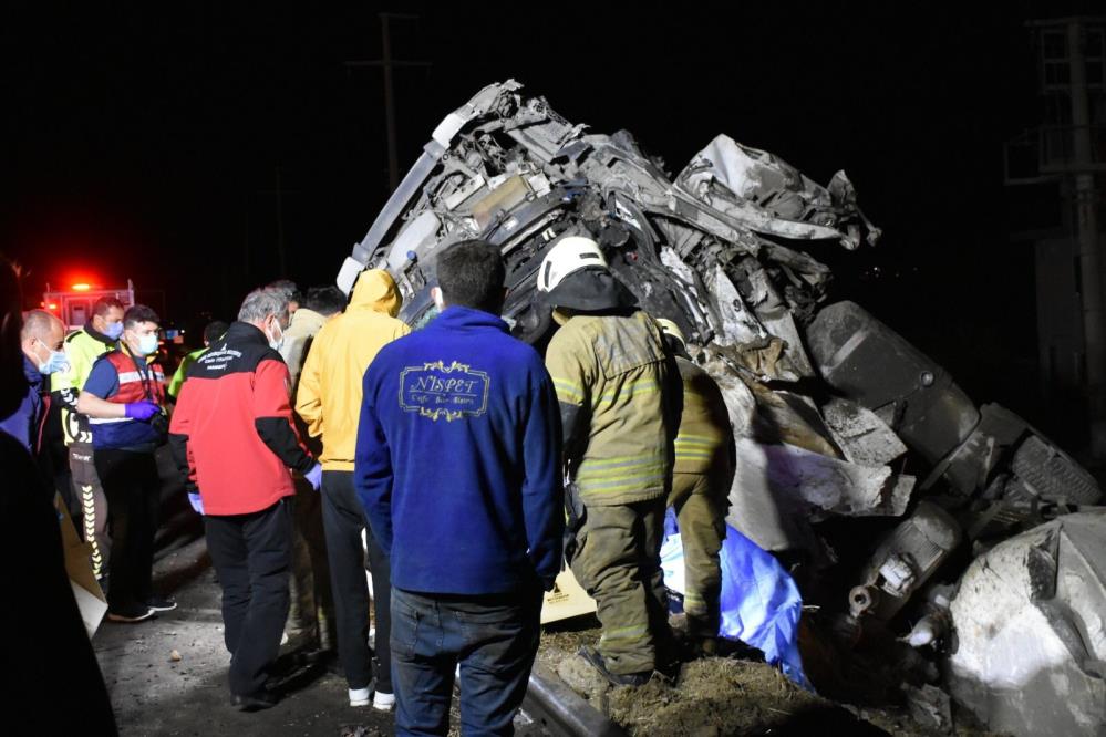 Çimento yüklü tır devrildi: Ölüler var