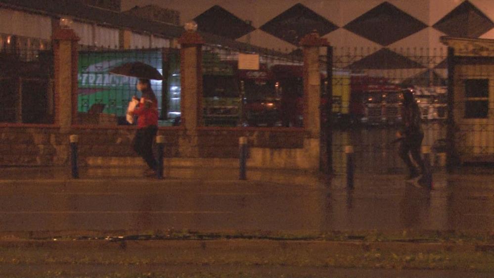 İzmir’i sağanak ve fırtına vurdu: Caddeler göle döndü, ağaçlar devrildi