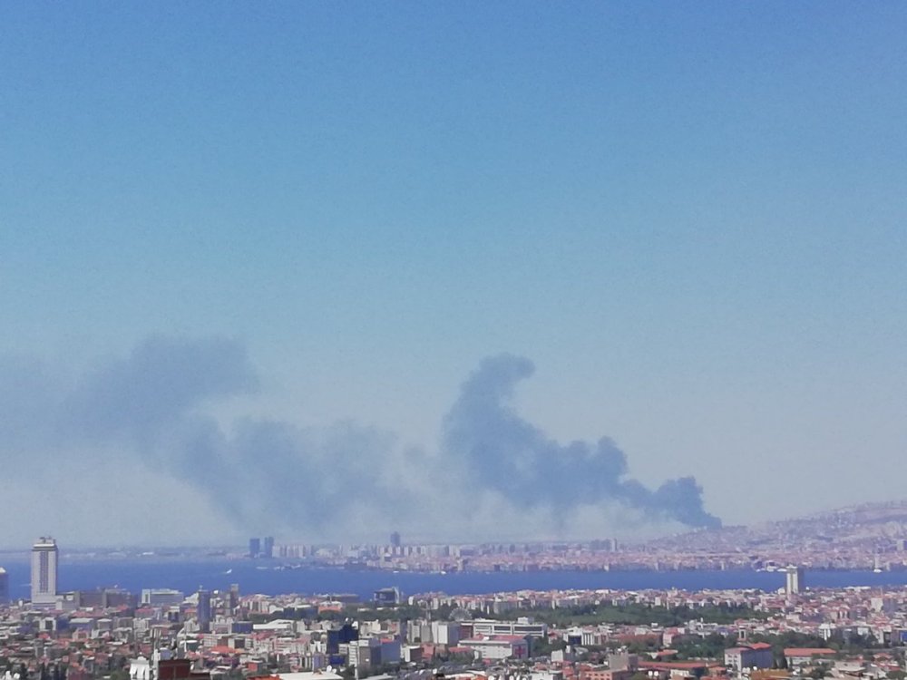 Son dakika! Çiğli'de plastik fabrikası alev alev yandı