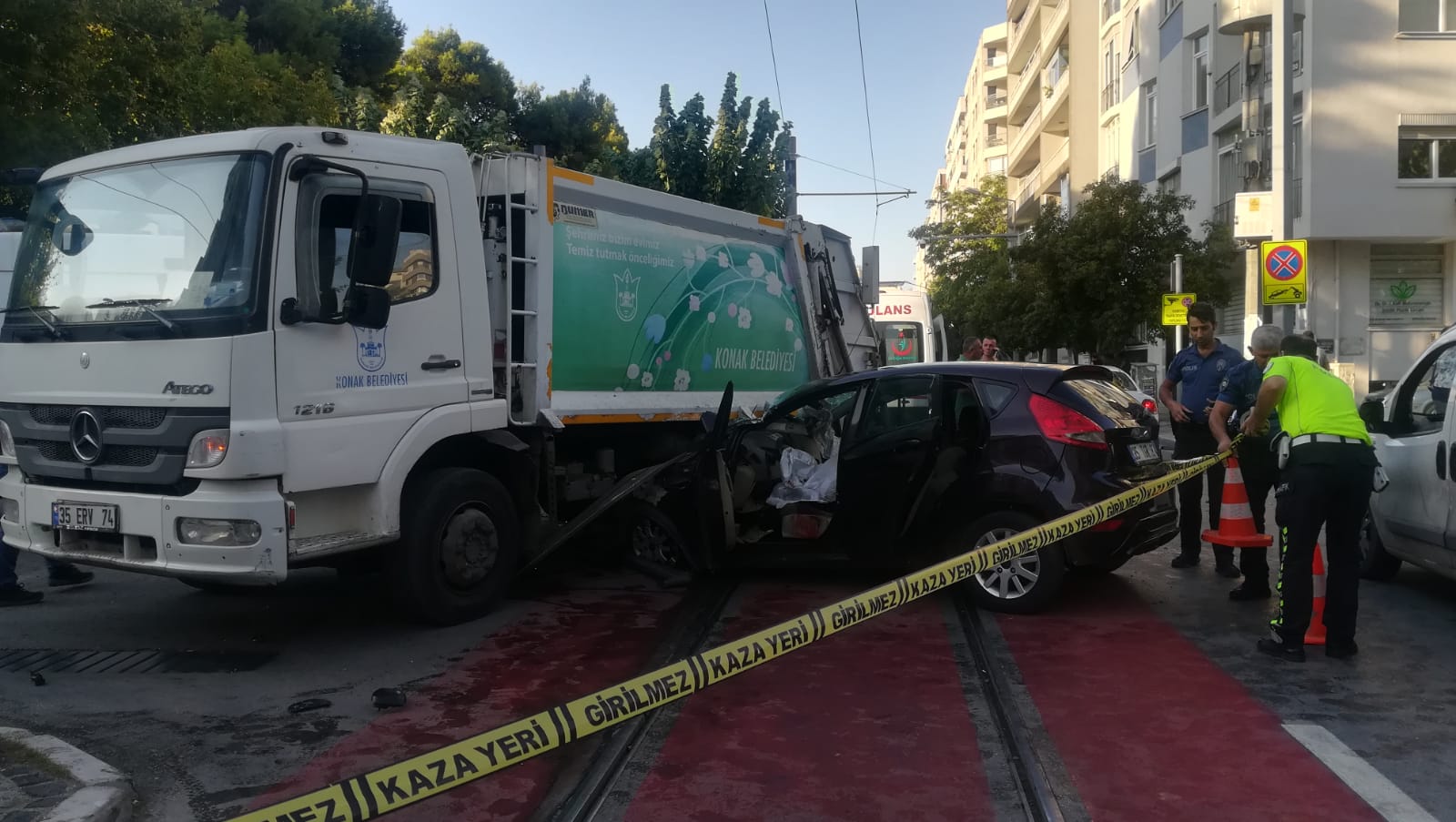 İzmir’de feci trafik kazası: 2 ölü, 2 yaralı