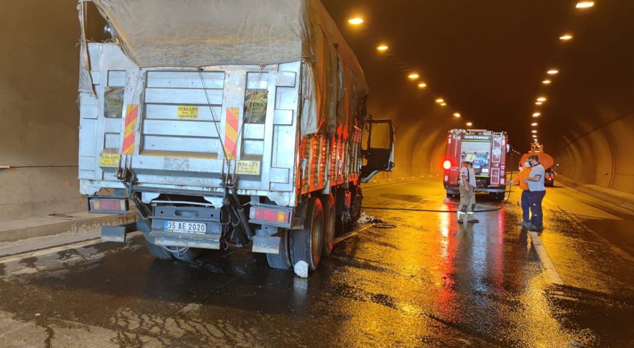 Kamyonun çarptığı otomobil alev aldı: Ölü ve yaralılar var