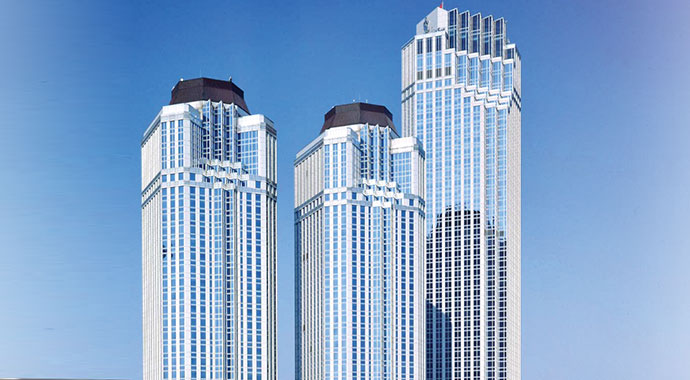 Hem partiyi hem bankayı yönetiyor