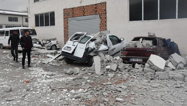 Rüzgarın etkisiyle ev ve iş yerlerinin çatıları havada uçtu, vatandaş sokakları boşalttı