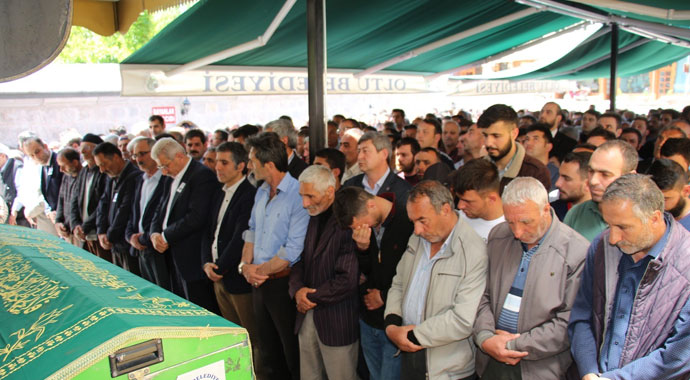 Belediye temizlik işçisi çöp toplama aracının altında kalarak can verdi