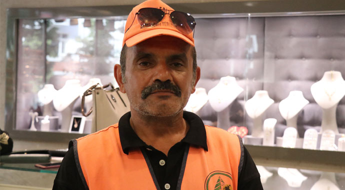 Temizlik işçisi, yolda bulduğu altını sahibine teslim etti
