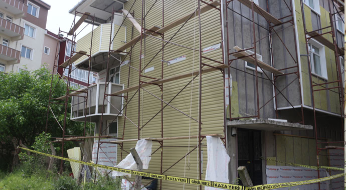 3. kattan düşen işçi hayatını kaybetti