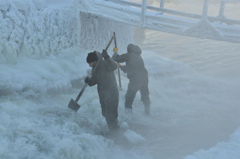 Eksi 30 derece soğukta işçilerin buzla sınavı