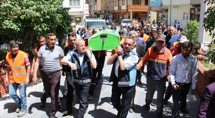 Belediye temizlik işçisi çöp toplama aracının altında kalarak can verdi
