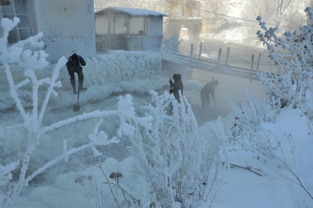 Eksi 30 derece soğukta işçilerin buzla sınavı