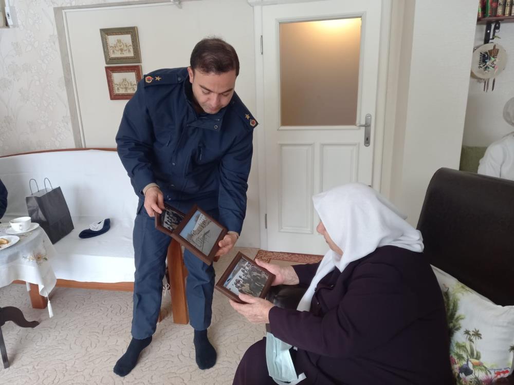 92 yaşındaki Mahide nineden Mehmetçik’e ilmek ilmek destek