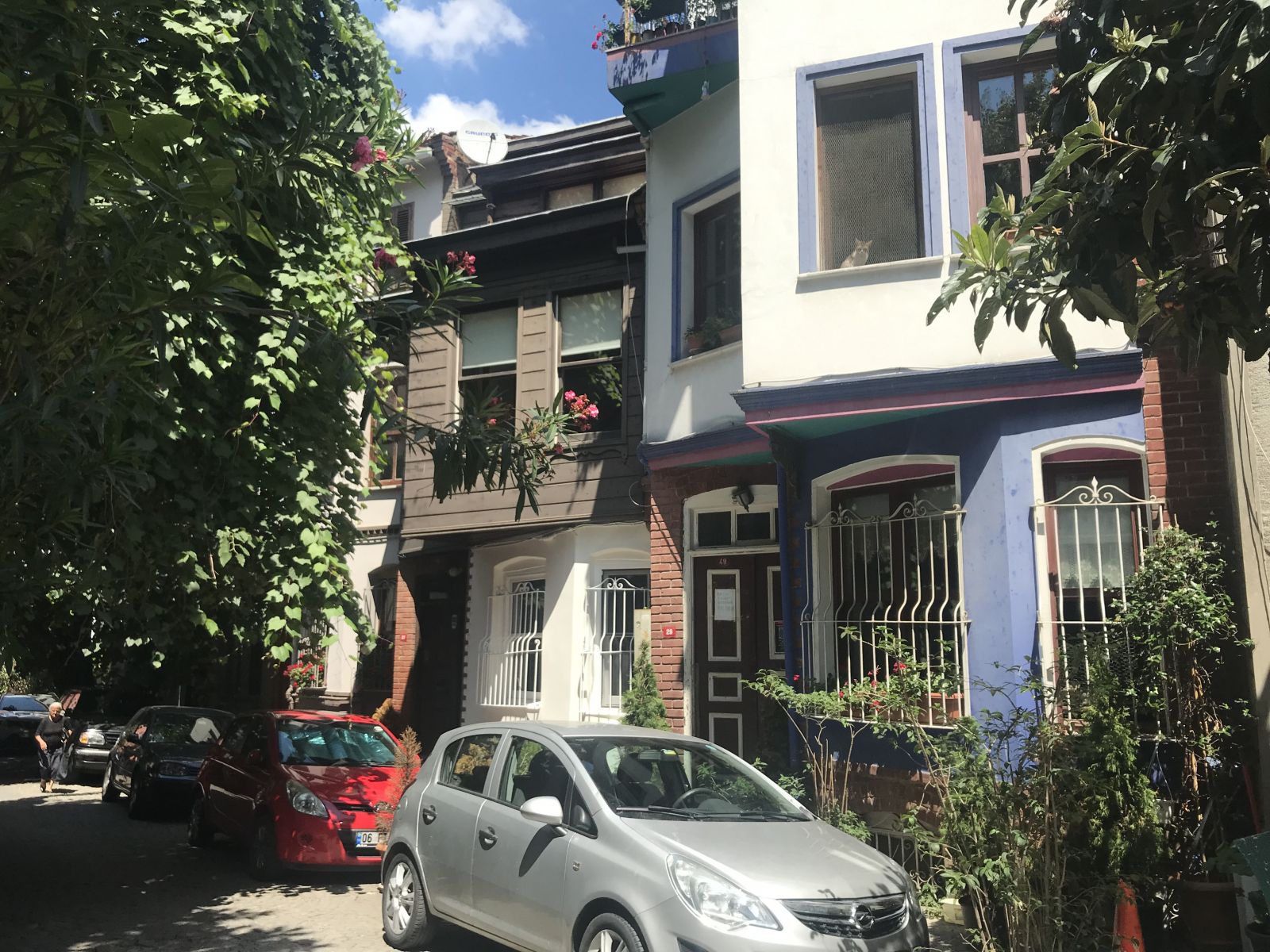 Evinin önünde fotoğraf çektiren gelin-damatlar ev sahibini canından bezdirdi