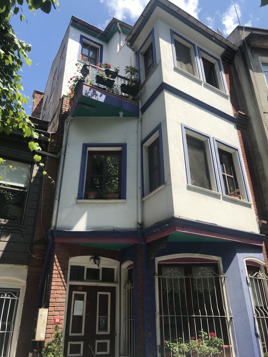 Evinin önünde fotoğraf çektiren gelin-damatlar ev sahibini canından bezdirdi