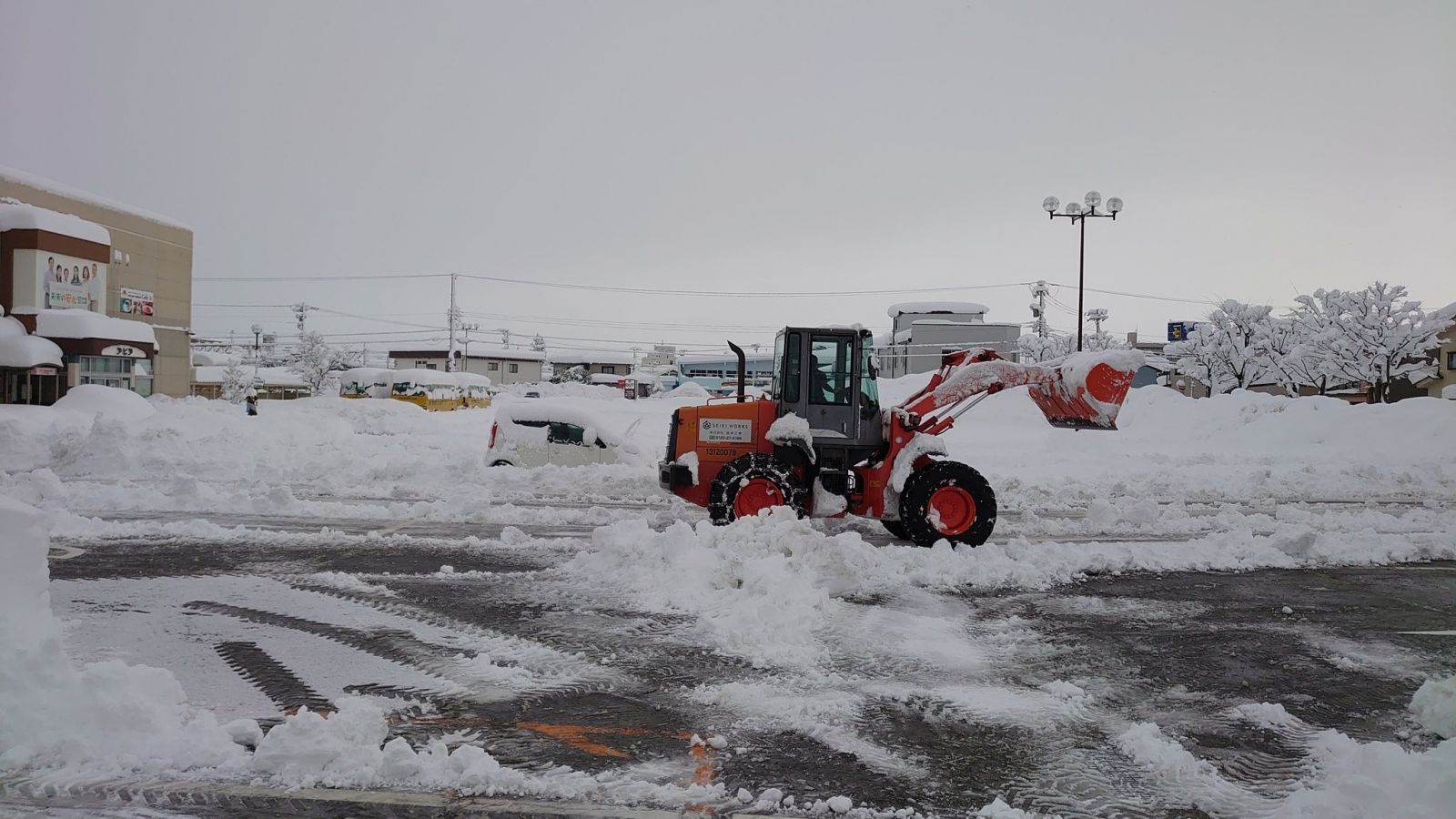 Japonya’da kar yağışı nedeniyle yüzlerce araç yolda kaldı, 1 kişi öldü