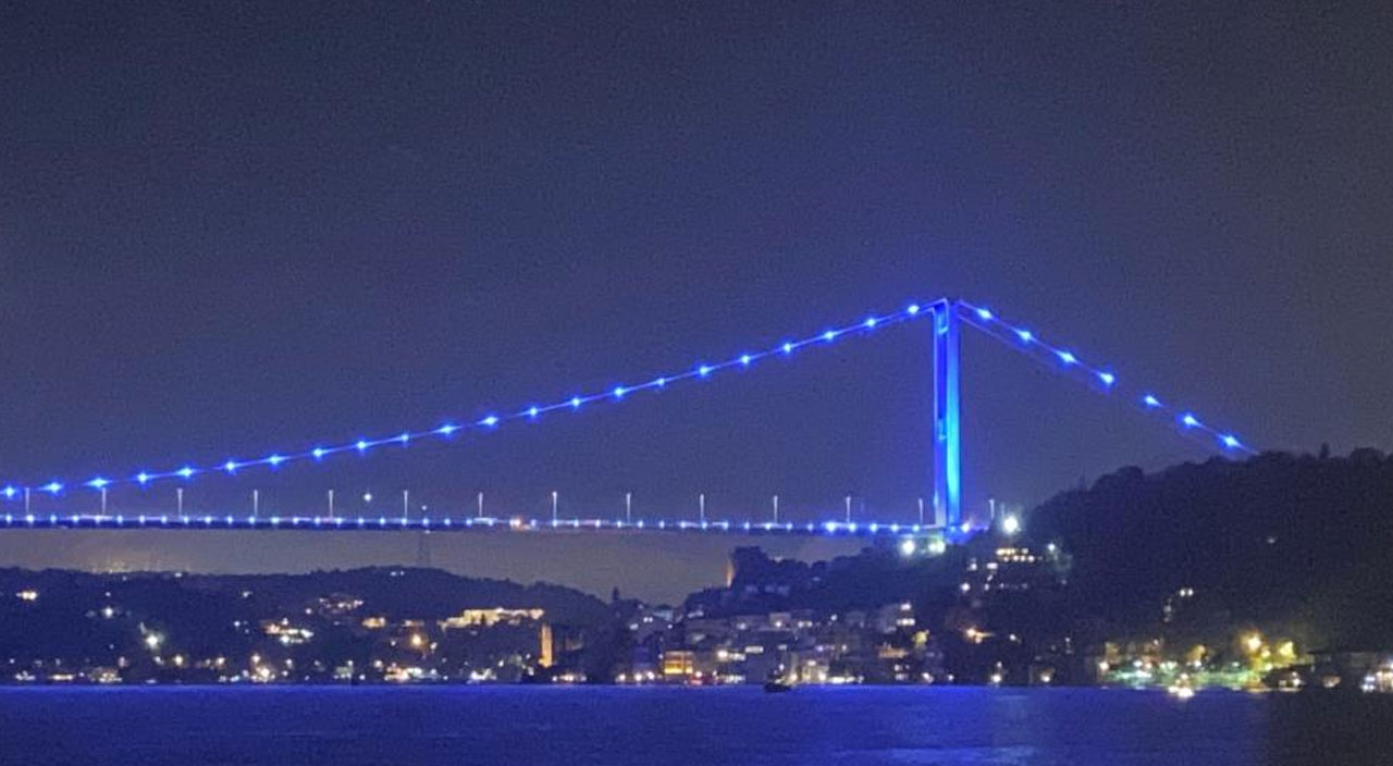 Denizcilik ve Kabotaj Bayramı için Fatih Sultan Mehmet Köprüsü maviye büründü Denizcilik ve Kabotaj Bayramı için Fatih Sultan Mehmet Köprüsü maviye büründü