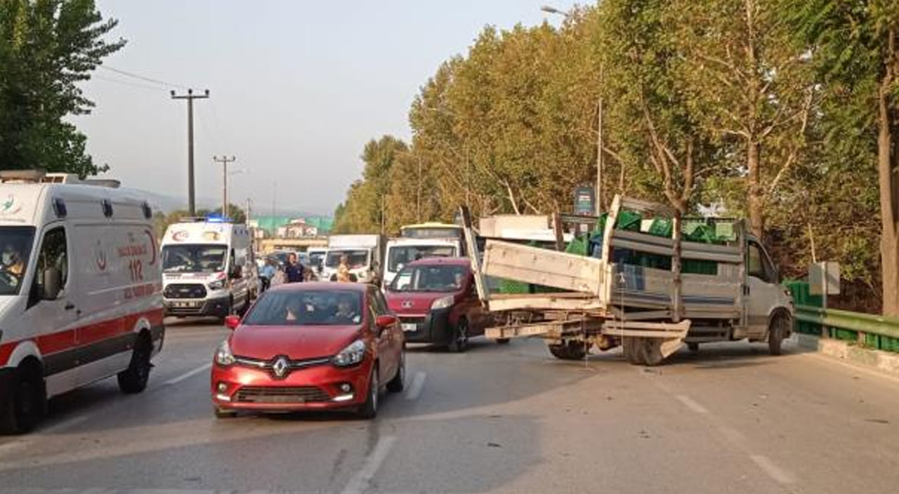 Feci kaza! Belediye otobüsü kamyonete çarptı: Çok sayıda yaralı var