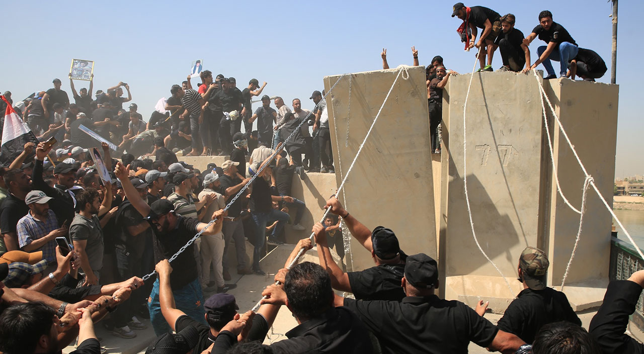 Irak'ta tansiyon yükseliyor! Göstericiler sokaklara indi Irak'ta tansiyon yükseliyor! Göstericiler sokaklara indi