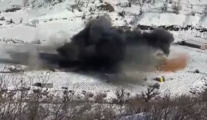 Jetler vurdu, askerler girdi!