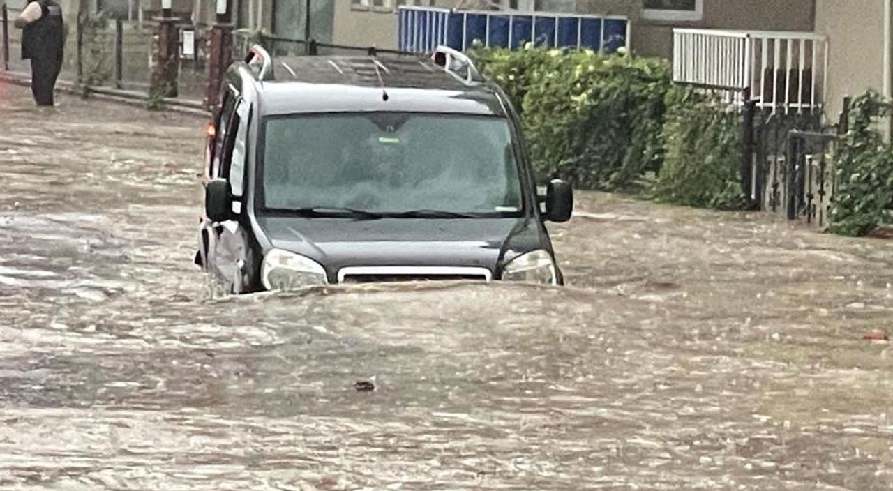 Bursa'da sağanak yağış hayatı felç etti! Yollar göle döndü, araçlar su altında kaldı