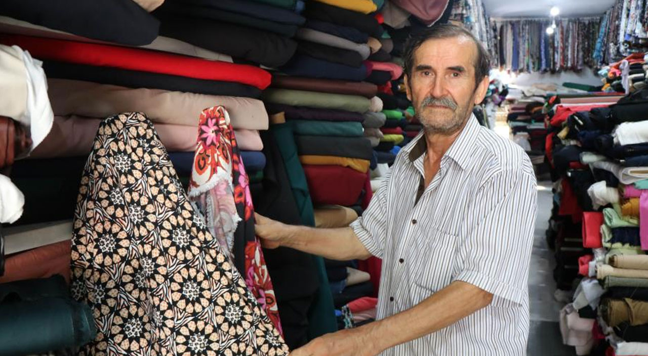 Kumaşçı esnaftan Karadeniz fıkrası gibi yazı! Dükkanın camına astı, işleri daha da arttı