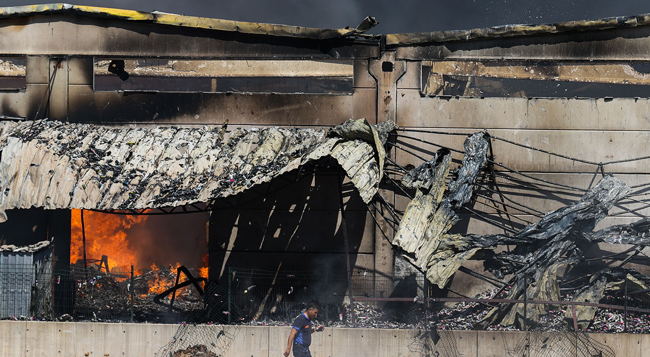 İzmir'de korkutan yangın! Kozmetik fabrikası alevlere teslim oldu