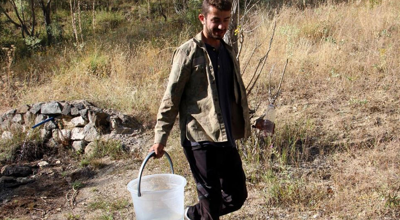 Kokmuş ve kötü tadına rağmen 'şifa' diyerek içiyorlar: Şifalı su akıllara Rize'yi getirdi