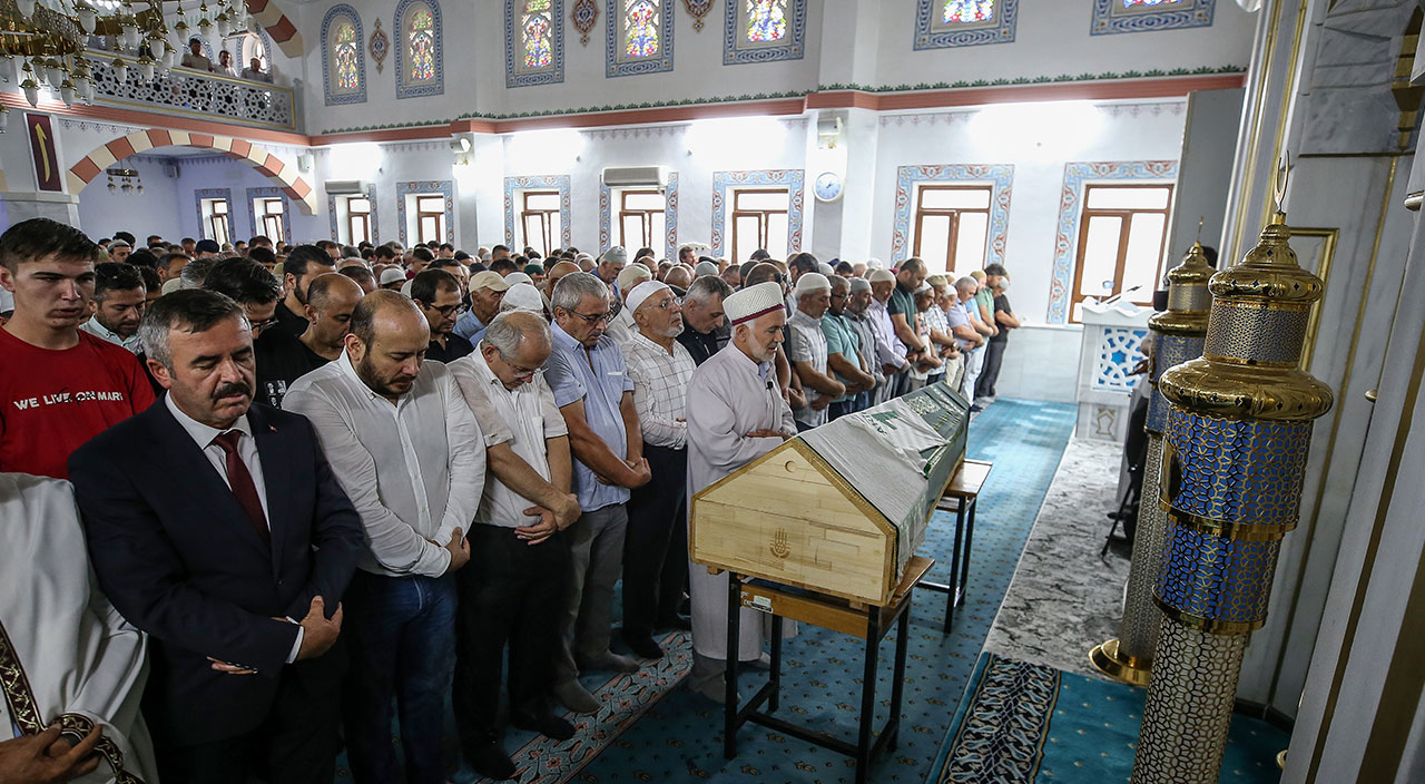 Helikopter kazasında ölen Eczacıbaşı'nın çalışanlarına acı veda! Gözyaşları sel oldu Helikopter kazasında ölen Eczacıbaşı'nın çalışanlarına acı veda! Gözyaşları sel oldu