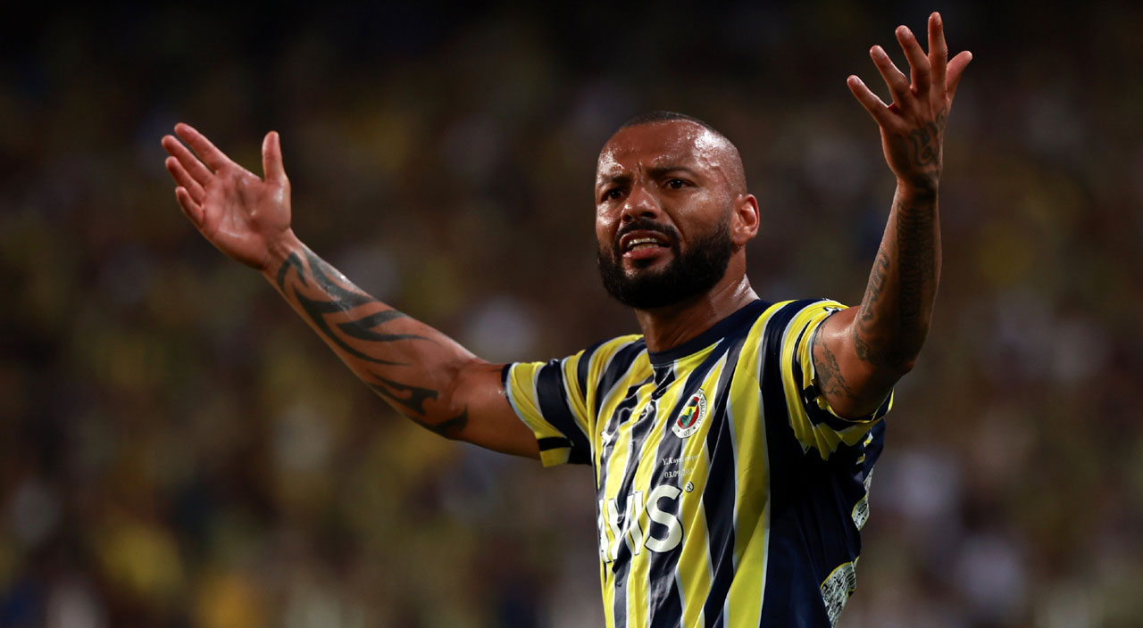 Fenerbahçeli Joao Pedro'yu basın toplantısında arı soktu Fenerbahçeli Joao Pedro'yu basın toplantısında arı soktu
