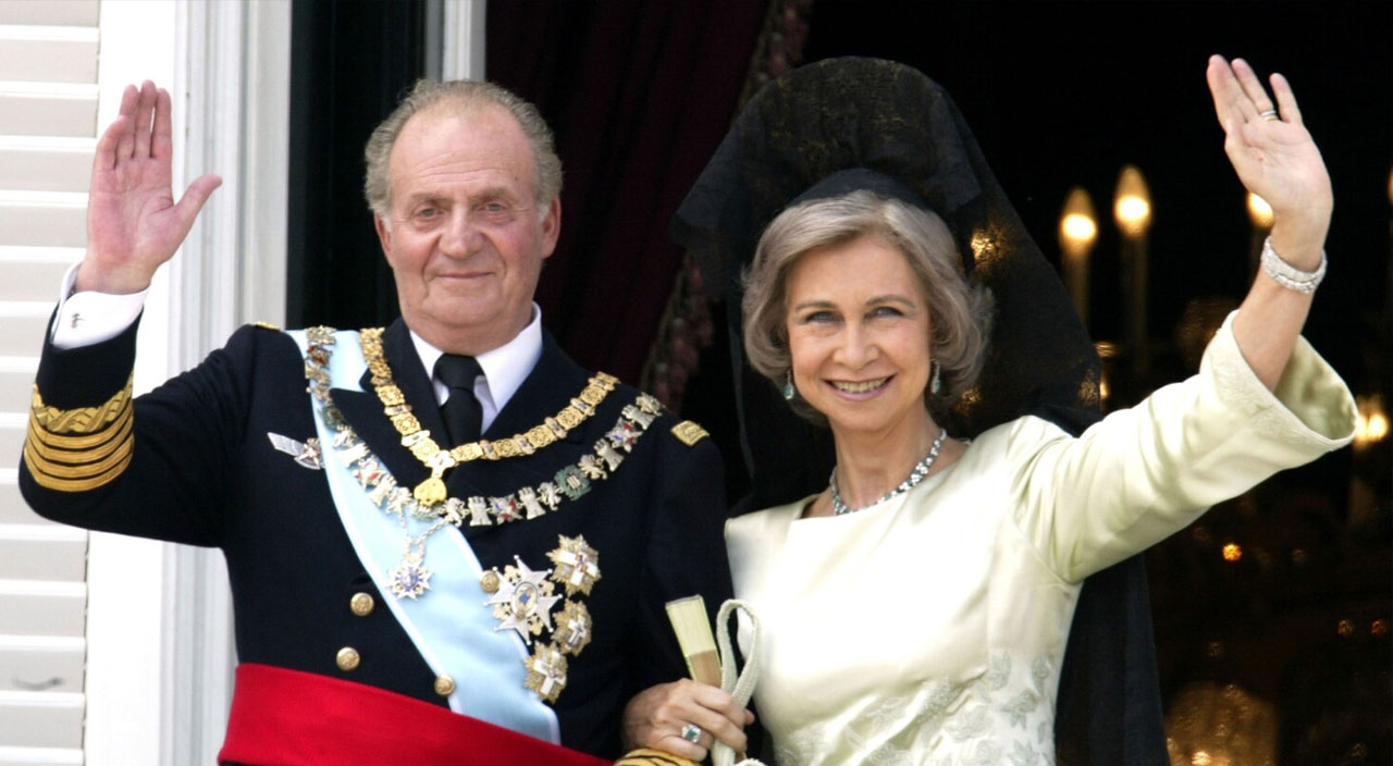 Real Madrid Kral Juan Carlos'un sürgünden dönüşünü kutladı