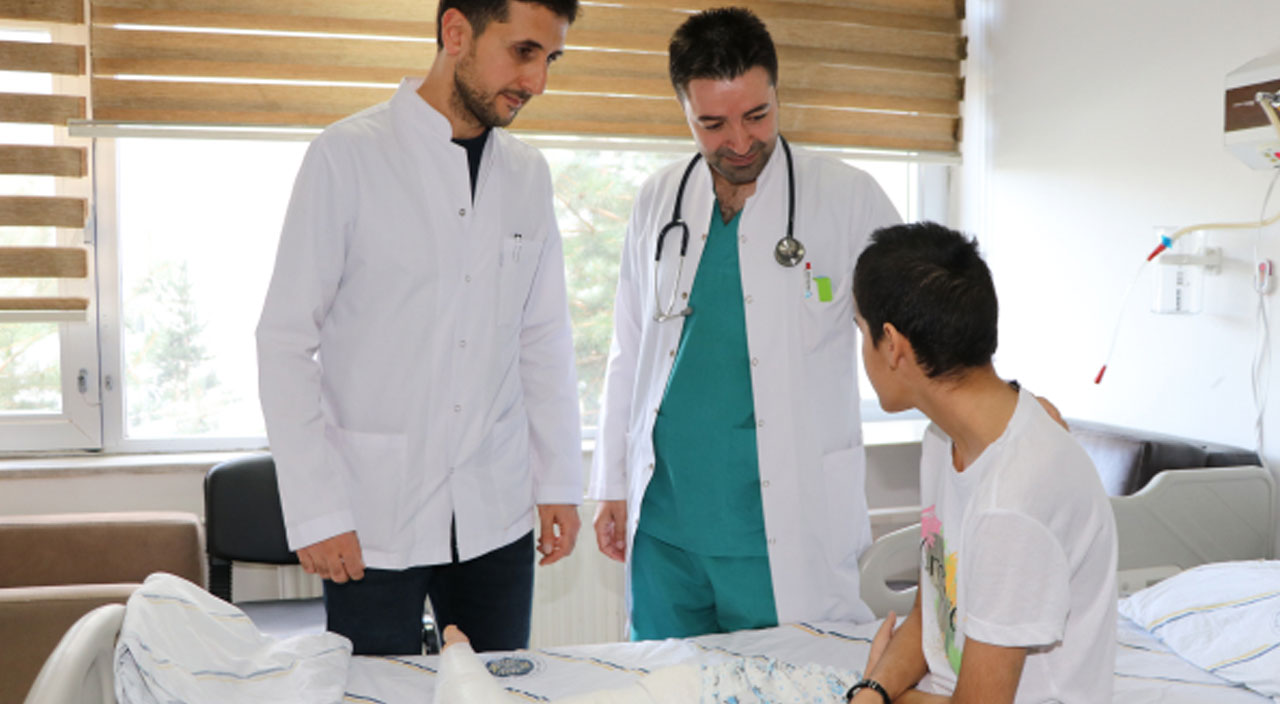 Traktörün altında kalınca bacağı kopmuştu: 14 ameliyat sonrası yürümeye başladı