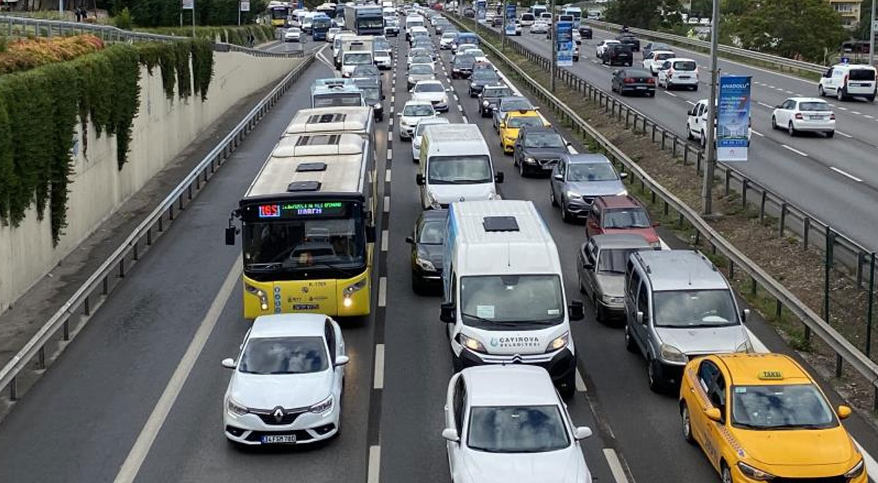 İstanbul’da sabah saatlerinden itibaren etkili olan yağış trafiği vurdu! Yoğunluk yüzde 67 İstanbul’da sabah saatlerinden itibaren etkili olan yağış trafiği vurdu! Yoğunluk yüzde 67