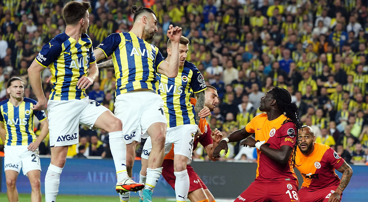 Son sekiz maçta 7. galibiyet! Dev derbiden Fenerbahçe galip ayrıldı