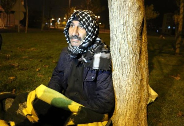 Kızı ile damadına yük olmamak için parkta yatan yaşlı adama polis sahip çıktı