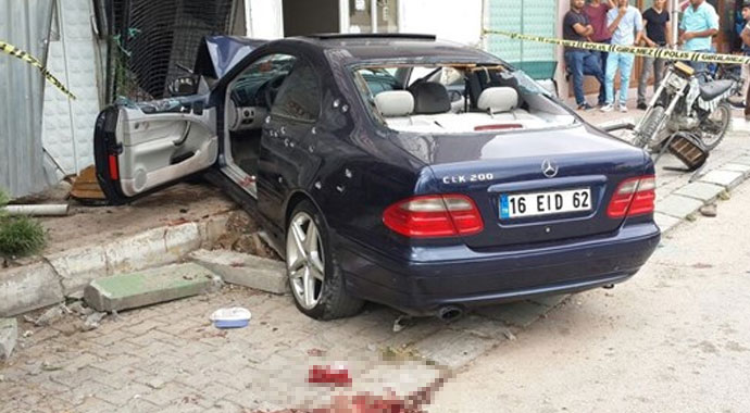 Genç iş adamını nişanlısının yanında infaz ettiler