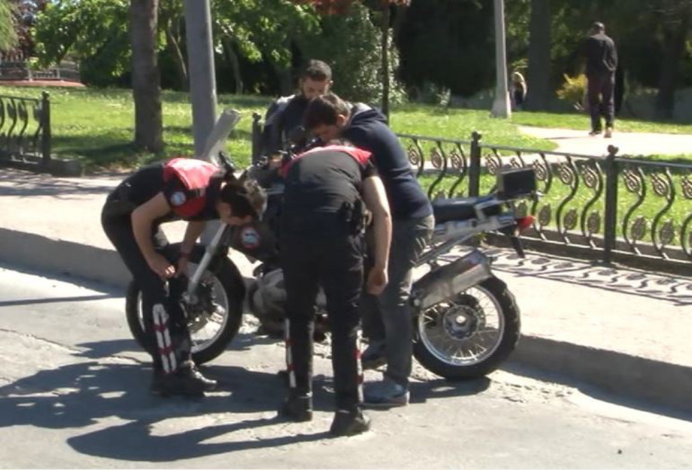 Kasımpaşa’da motosikletli polisler kaza yaptı, yaralananlar var
