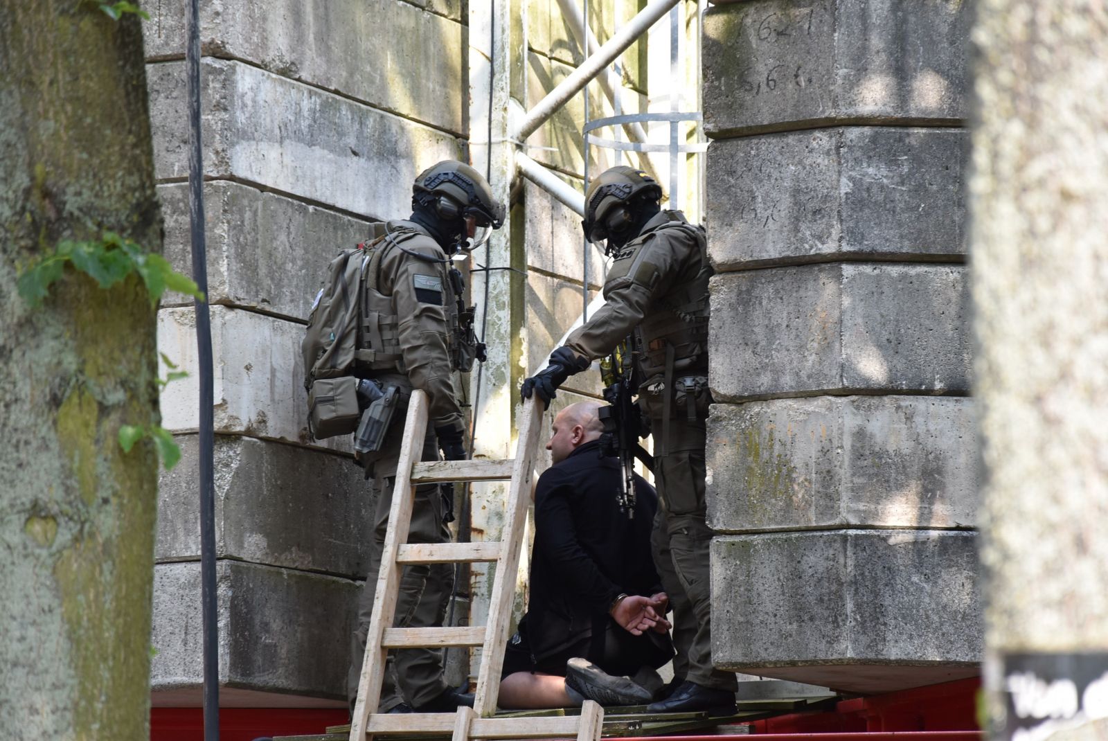 Cumhurbaşkanı Erdoğan'ın konvoyu güvenlik gerekçesiyle Hamburg'da bekletildi
