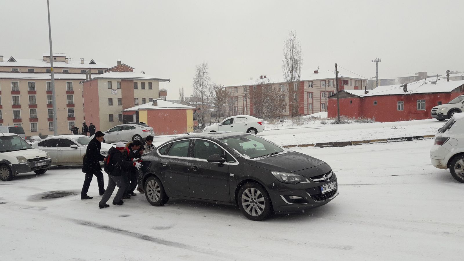 Kars’ta kar yağdı, hayat durdu