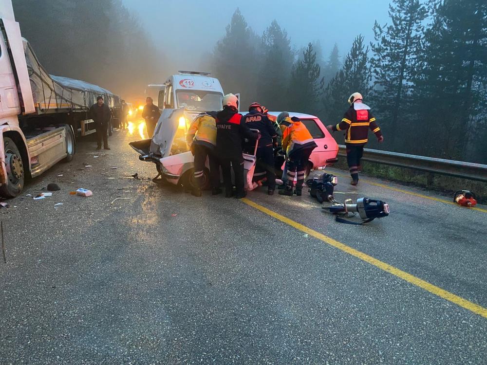 Karabük'te otomobil tır ile çarpıştı, yaralananlar var