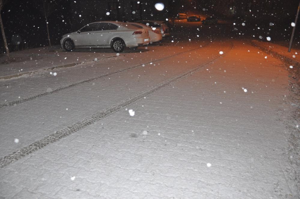 Yüksekova'da kar başladı, her yere beyaza büründü
