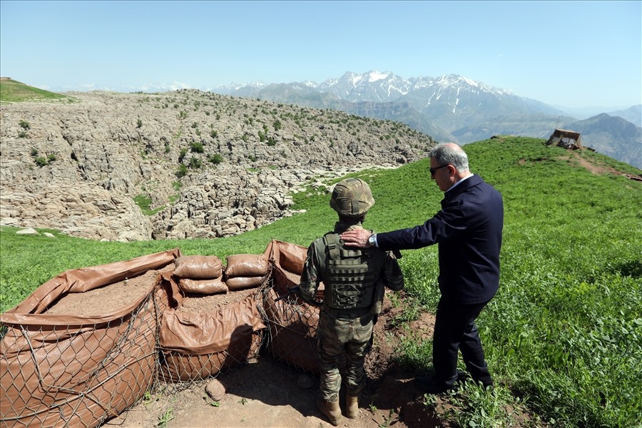 Bakan Akar: Bölgeyi teröristlerden arındıracağız
