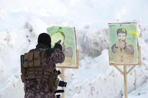 Kar kaplanları hainlerin peşinde