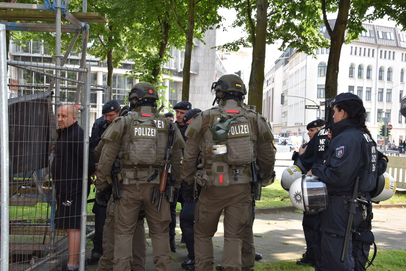 Cumhurbaşkanı Erdoğan'ın konvoyu güvenlik gerekçesiyle Hamburg'da bekletildi