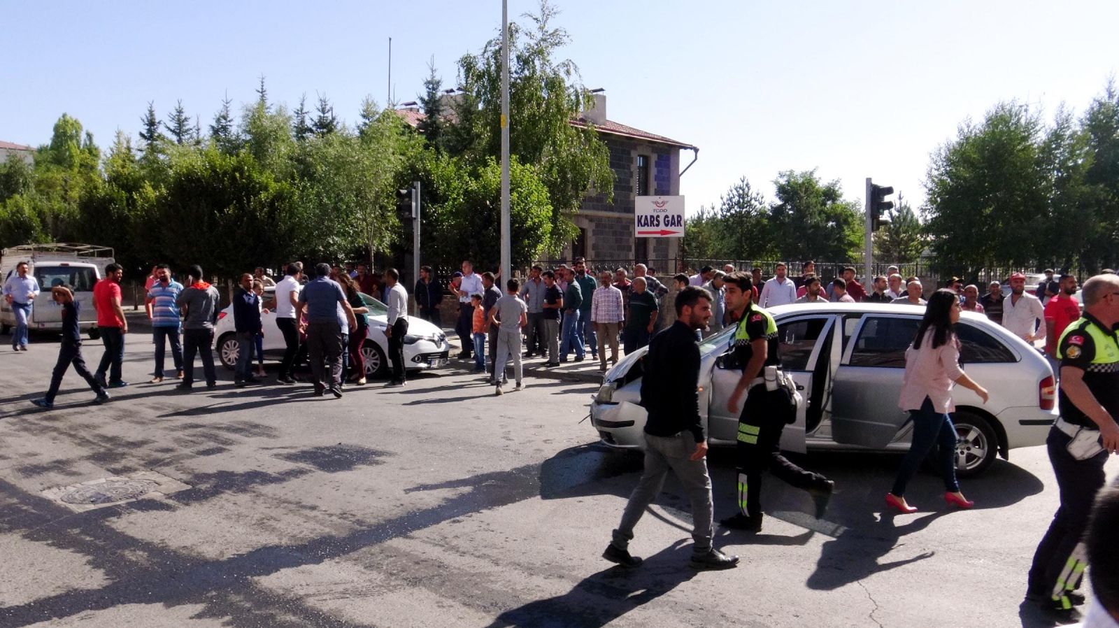 Arabalar çarpıştı, 1 ölü 8 de yaralı var