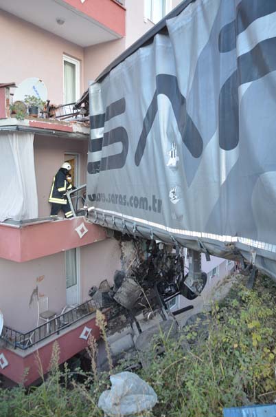 Kocaeli'de tır apartman dairesine girdi: 1 ölü