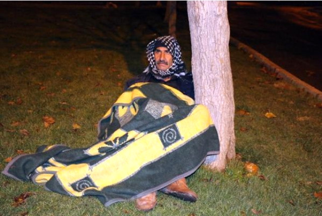 Kızı ile damadına yük olmamak için parkta yatan yaşlı adama polis sahip çıktı