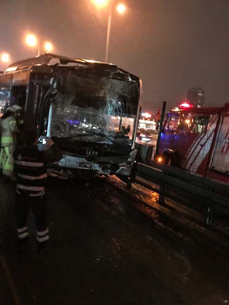 Haramidere metrobüs durağında kaza oldu