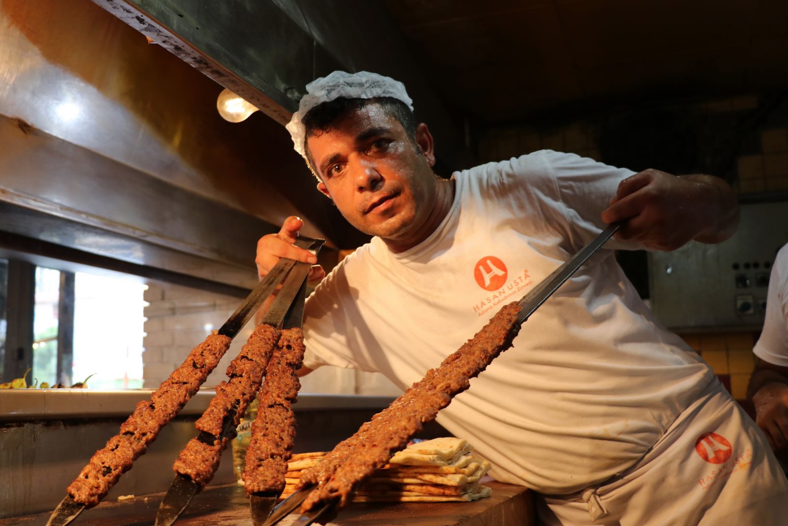 Kebap ustalarının 100 derece sıcaklıktaki zorlu mesaisi