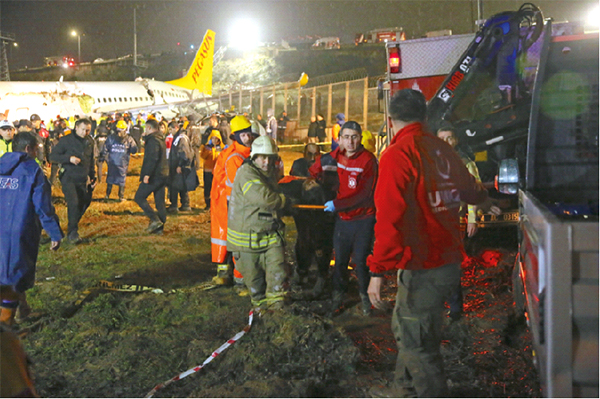 Sabiha Gökçen'de pistten çıkan uçak üçe bölündü