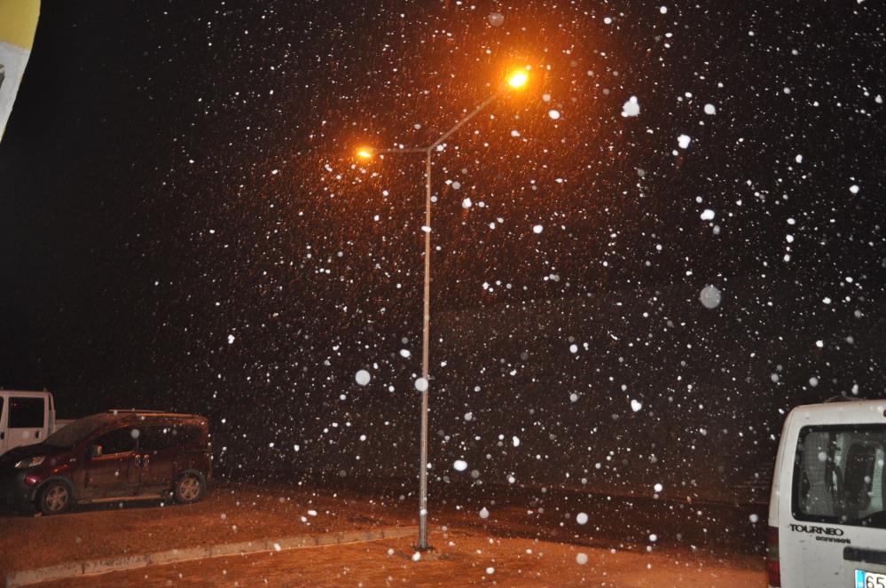 Yüksekova'da kar başladı, her yere beyaza büründü